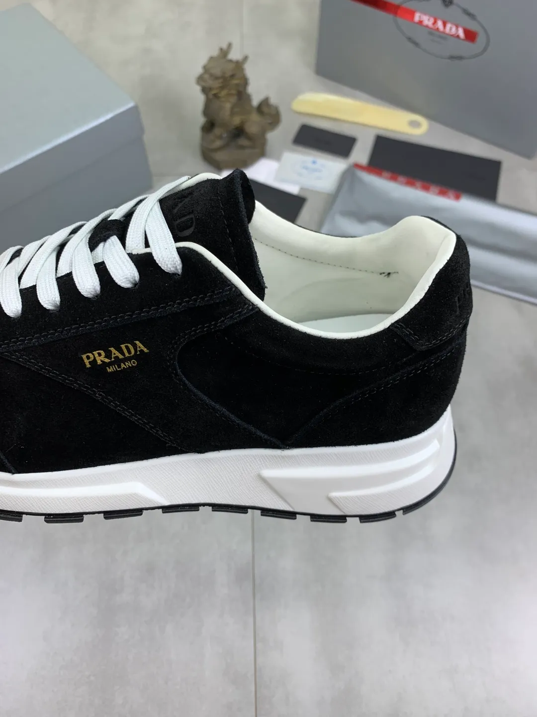 Men's Men's Shoes 💰P560 💰【New Style】 The latest model of high-quality PRADA classic men's shoes has been launched on the official website at a 1:1 replica, synchronized in Hong Kong and on the same catwalk; all made of calfskin➕imported cowhide lining, 🍡🍡original rubber outsole, non-slip and wear-resistant; comfortable on the feet, attractive style, fine workmanship, and simple and neat shoe lasts, highlighting a man's courage and toughness, 👍size 38 to 44 (45 can be customized) black White color🉑️choose